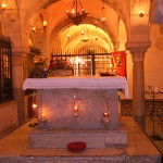 Святой престол над мощами свт. Николая в крипте базилики в Бари